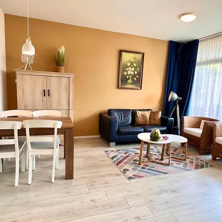 Reumann Apartments: De Schelp