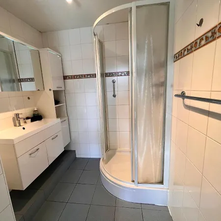 Reumann Apartments: De Schelp